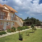 Paradise Ξενοδοχείο με διαμερίσματα 4*