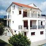 Ξενοδοχείο με διαμερίσματα Paradise 4*
